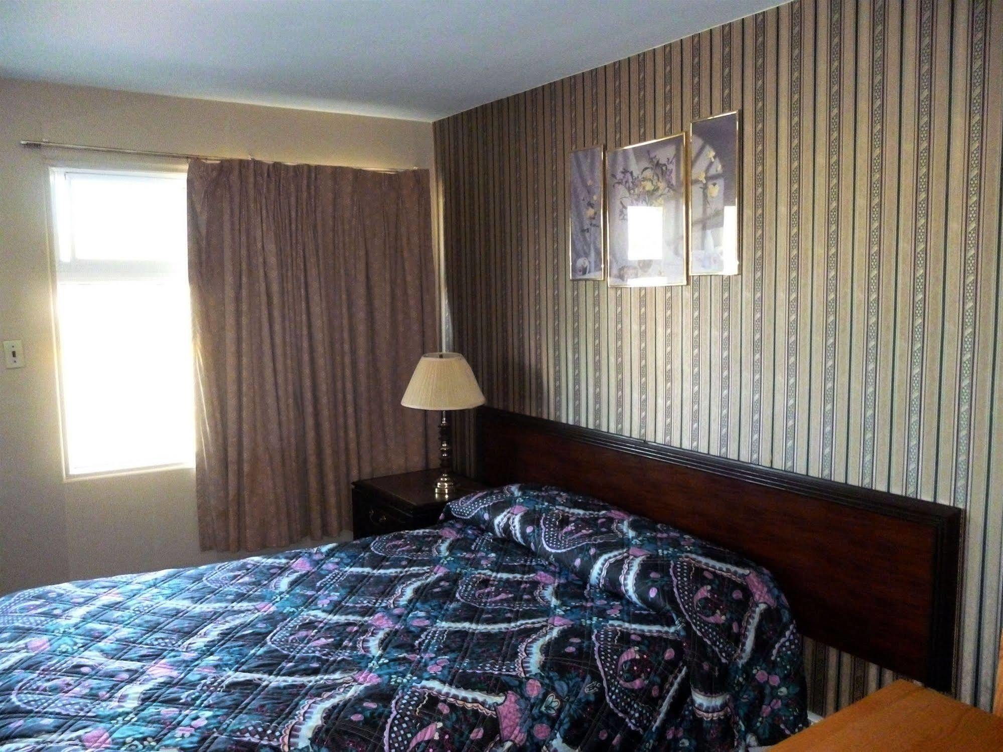 Maple Glen Motel London Exterior photo